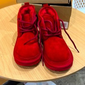 K neumel ll UGGS size 2 unisex red new